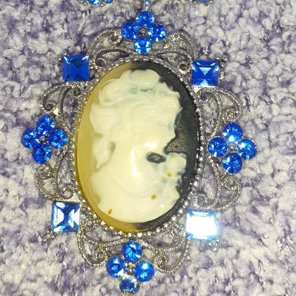 BEAUTIFUL CAMEO NECKLACE VERY STURDY VINTAGE 2005